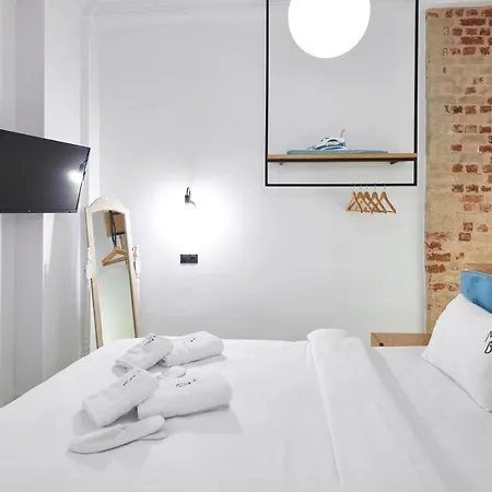 Апарт-отель The Maroon Bottle Luxury