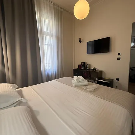 Апарт-отель The Maroon Bottle Luxury